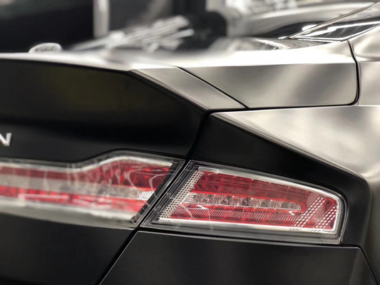 Czarny matowy samochód Vinyl Wrap Wymienny bez pęcherzyków ukrywa Scratch Metallic