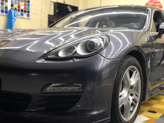 Samochód o wysokim połysku ciemnoszary Vinyl Wrap Eliminacja zmarszczek 140gsm