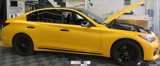 Żółta metaliczna matowa folia samochodowa samoprzylepna o gramaturze 140 g / m2